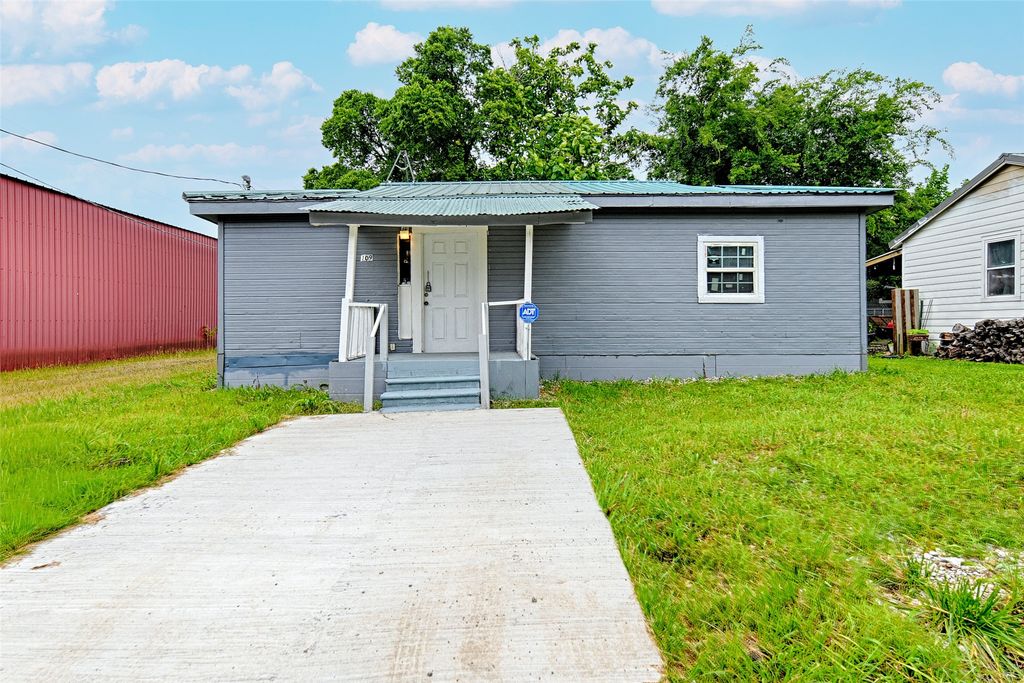 109 W Marsalis Street, Celeste, TX 75423