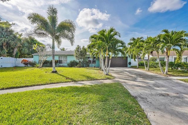 8113 Rose Marie Cir, Boynton Beach, FL 33472