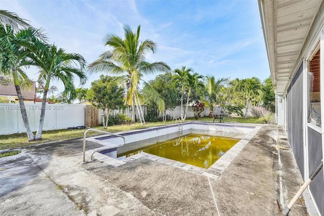 8113 Rose Marie Cir, Boynton Beach, FL 33472