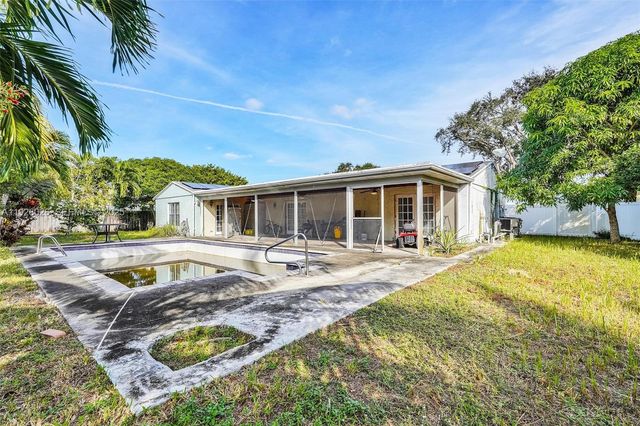 8113 Rose Marie Cir, Boynton Beach, FL 33472
