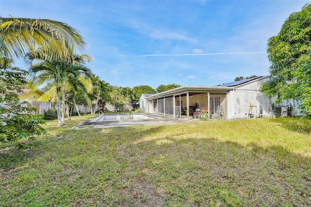 8113 Rose Marie Cir, Boynton Beach, FL 33472