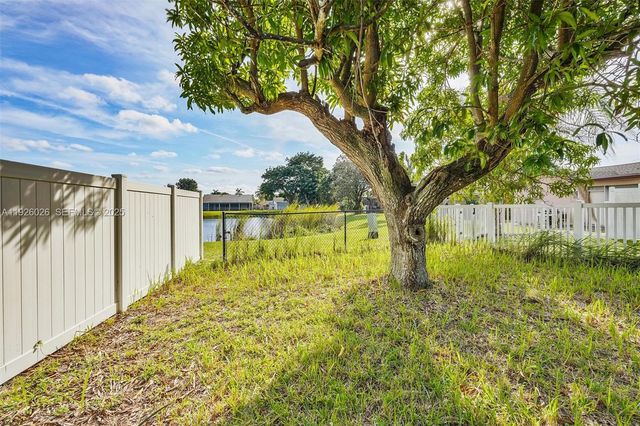 8113 Rose Marie Cir, Boynton Beach, FL 33472