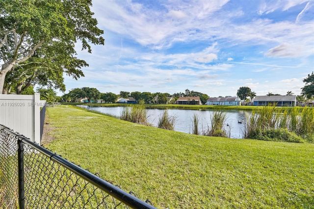 8113 Rose Marie Cir, Boynton Beach, FL 33472