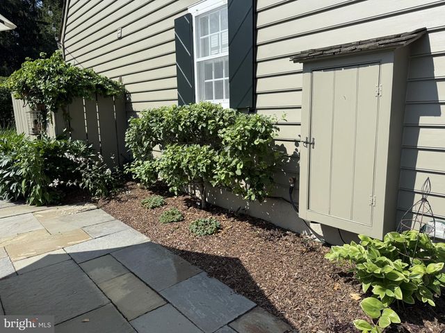 6170 STOVERS MILL RD, Carversville, PA 18913