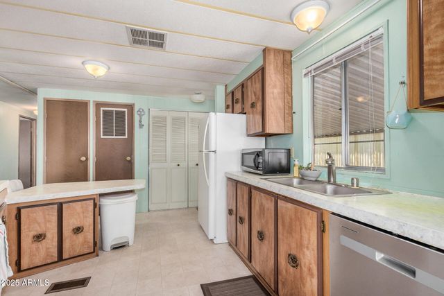 305 S VAL VISTA Drive 424, Mesa, AZ 85204