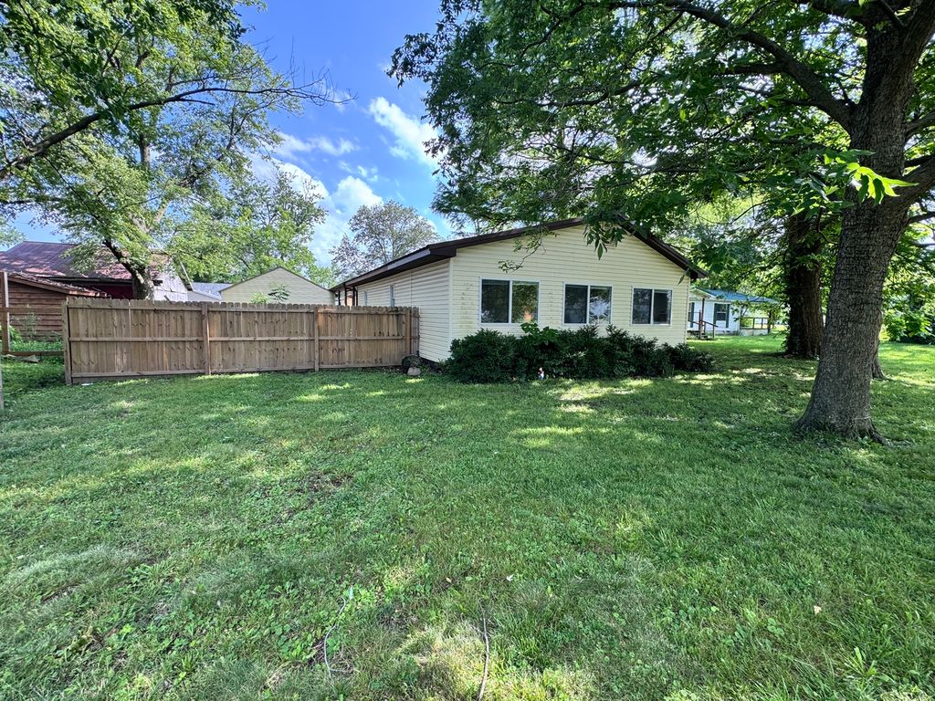 Image 1 of property listing at 203 W Poplar Street, Odin, IL 62870
