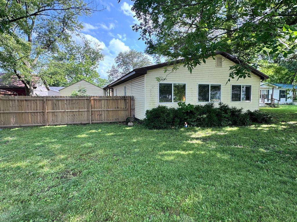 Image 2 of property listing at 203 W Poplar Street, Odin, IL 62870
