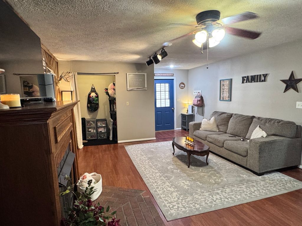 Image 12 of property listing at 203 W Poplar Street, Odin, IL 62870