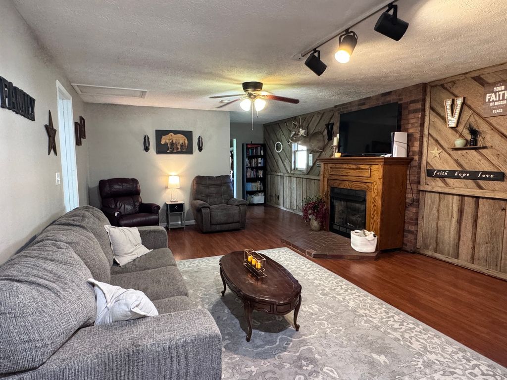 Image 14 of property listing at 203 W Poplar Street, Odin, IL 62870