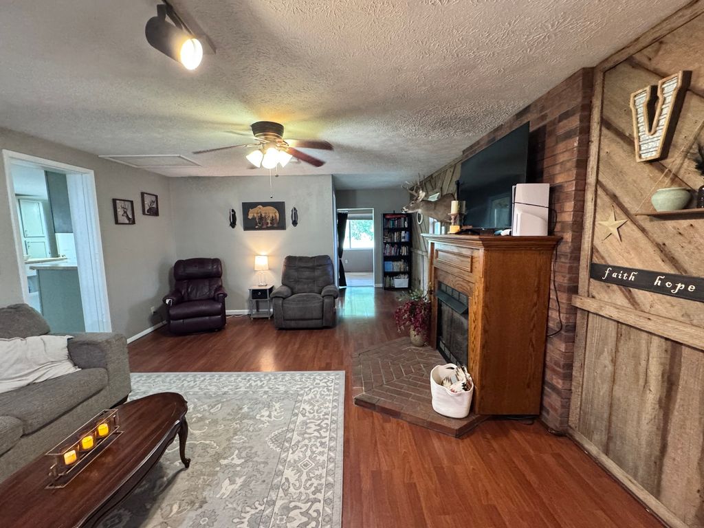 Image 15 of property listing at 203 W Poplar Street, Odin, IL 62870