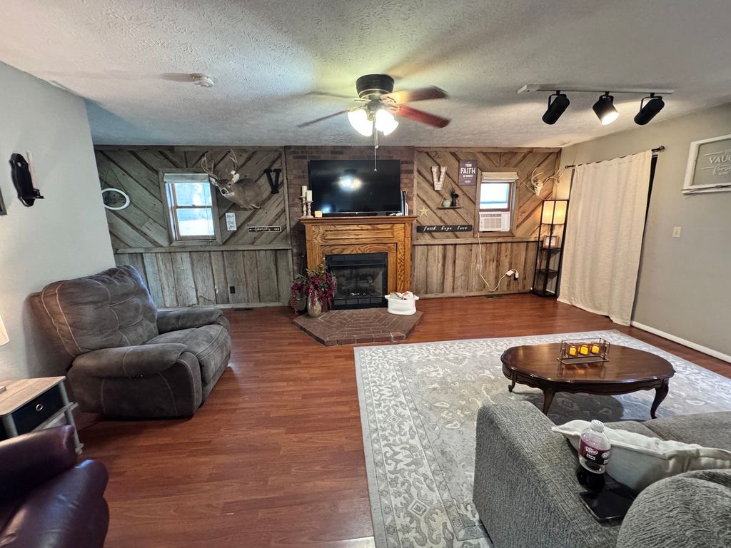Image 16 of property listing at 203 W Poplar Street, Odin, IL 62870