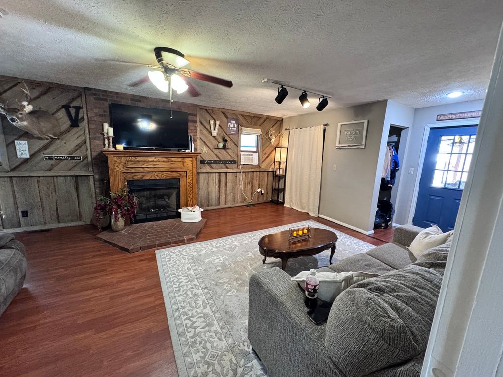Image 17 of property listing at 203 W Poplar Street, Odin, IL 62870