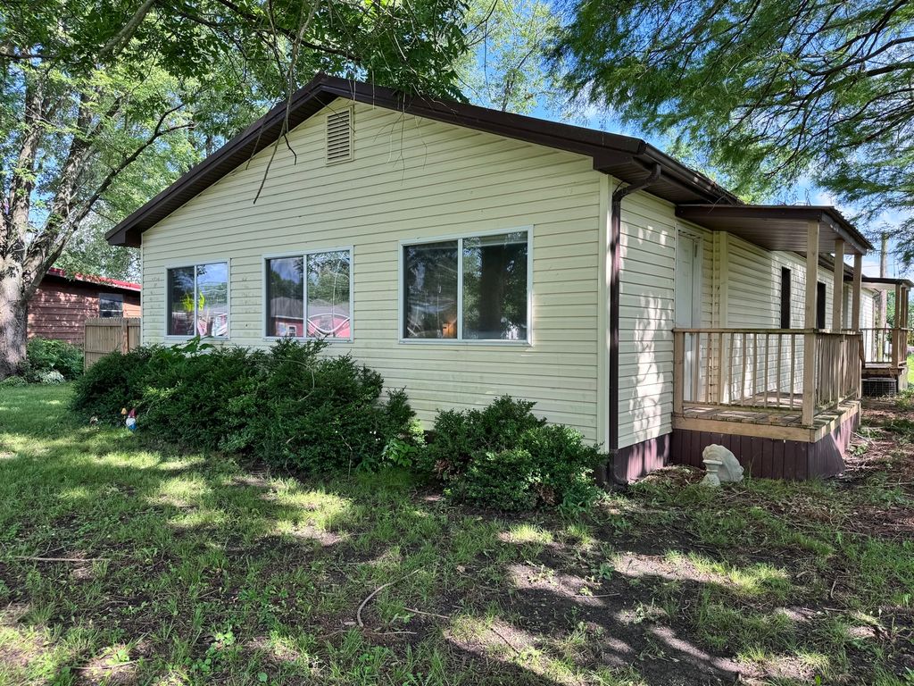 Image 3 of property listing at 203 W Poplar Street, Odin, IL 62870