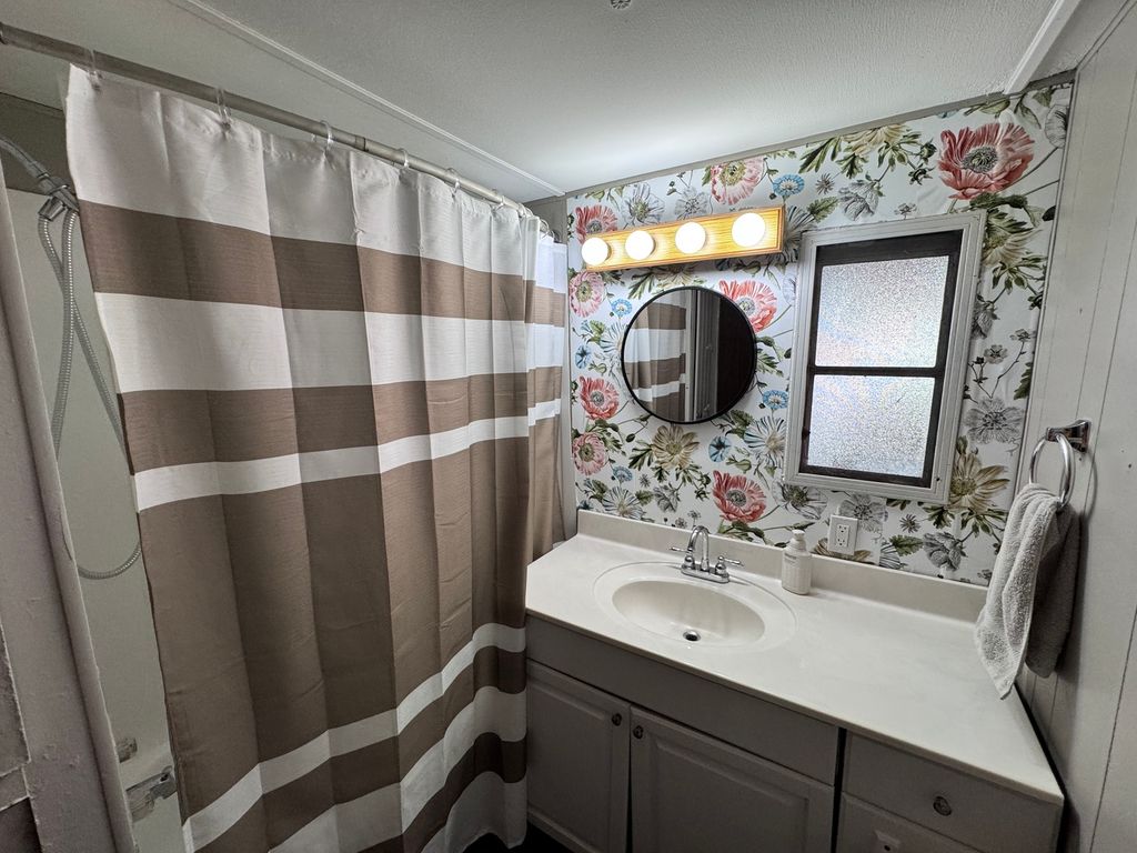 Image 29 of property listing at 203 W Poplar Street, Odin, IL 62870