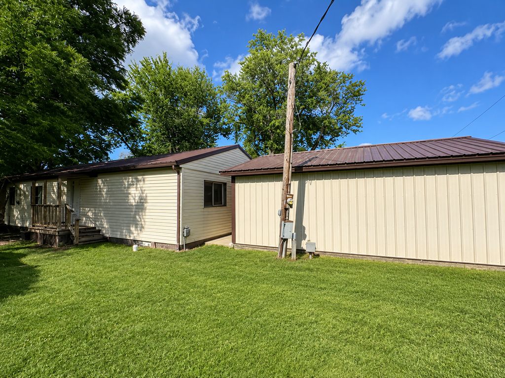 Image 4 of property listing at 203 W Poplar Street, Odin, IL 62870