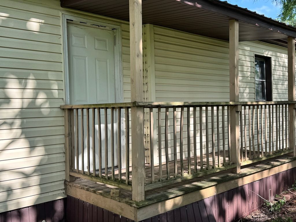 Image 5 of property listing at 203 W Poplar Street, Odin, IL 62870