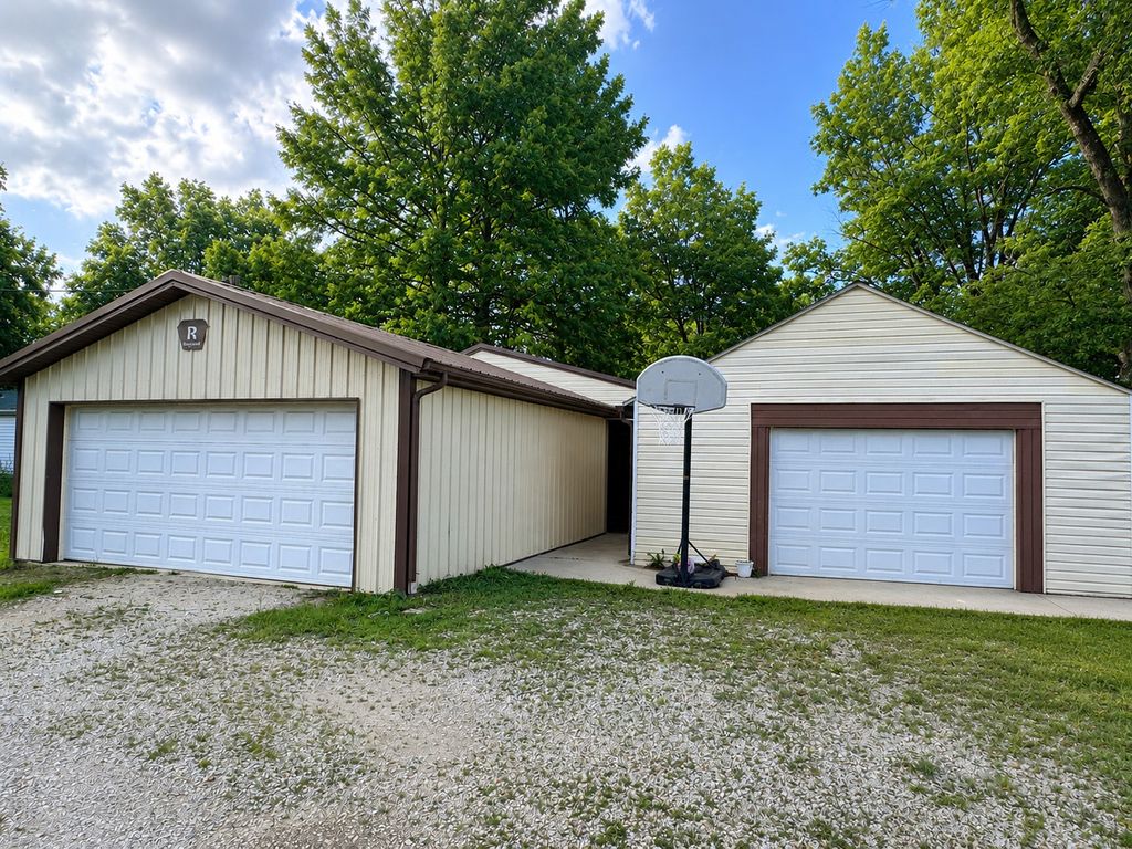 Image 49 of property listing at 203 W Poplar Street, Odin, IL 62870