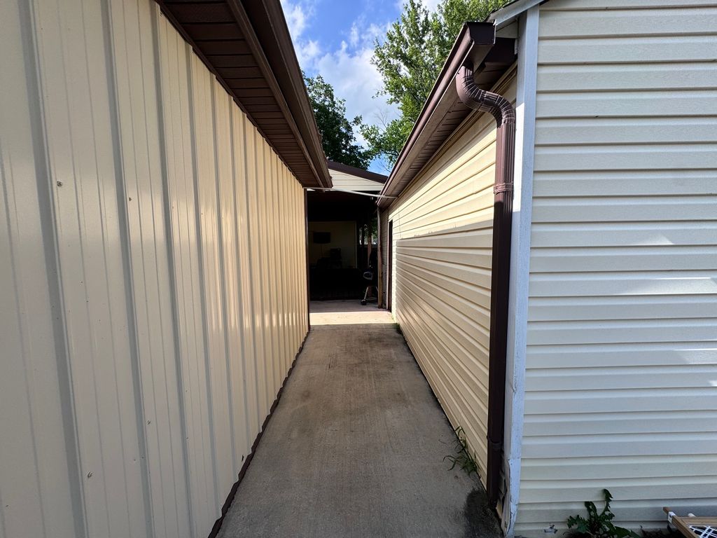 Image 6 of property listing at 203 W Poplar Street, Odin, IL 62870