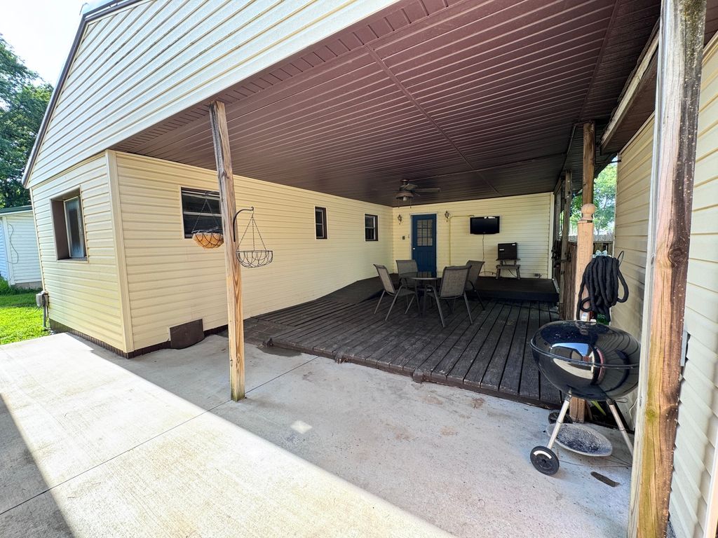 Image 7 of property listing at 203 W Poplar Street, Odin, IL 62870