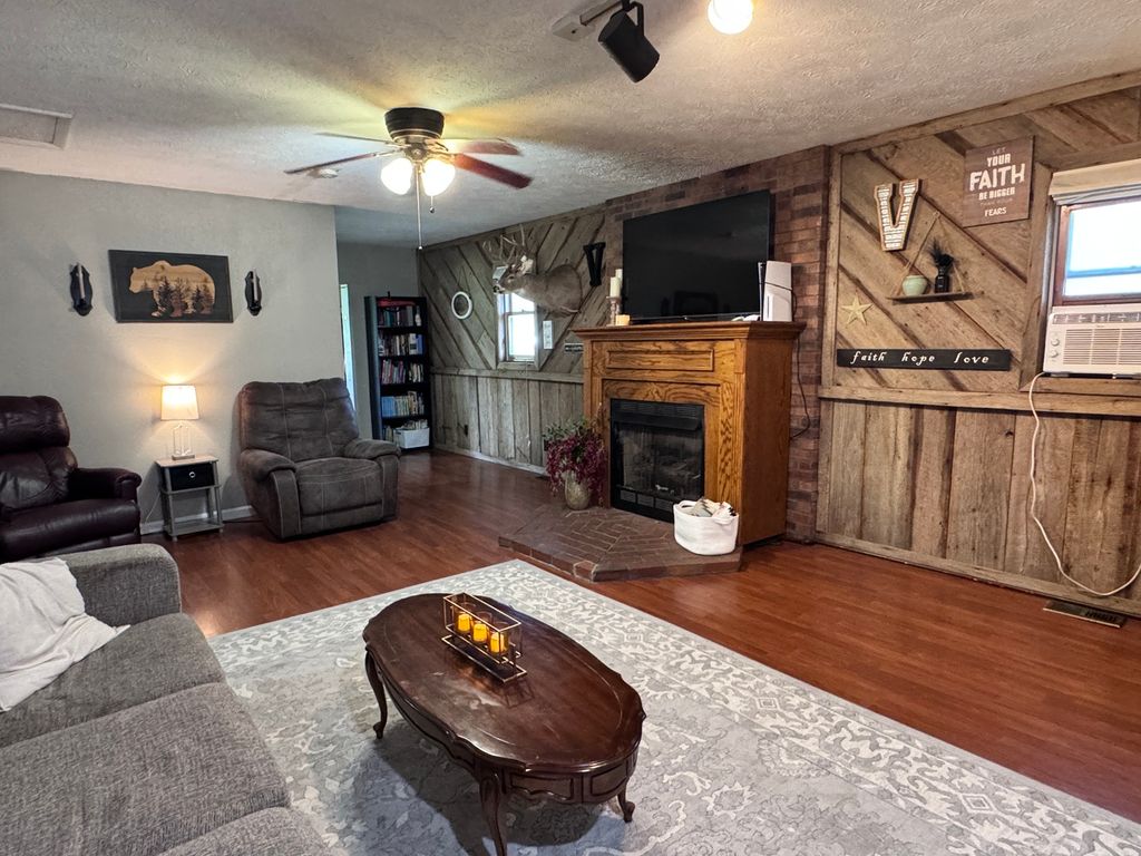 Image 9 of property listing at 203 W Poplar Street, Odin, IL 62870