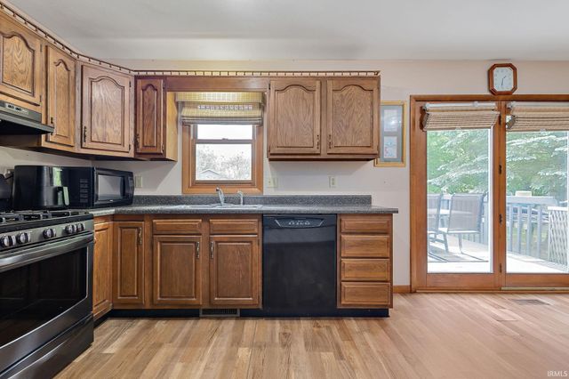 608 Fieldstone Lane, Middlebury, IN 46540