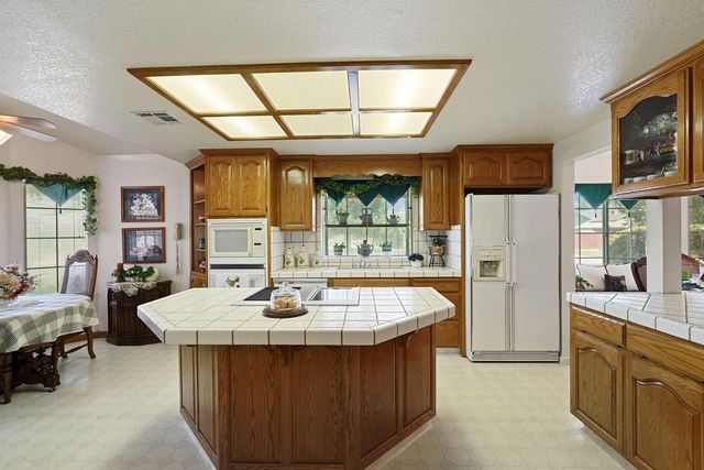 1374 Edgewood Ave, Escalon, CA 95320