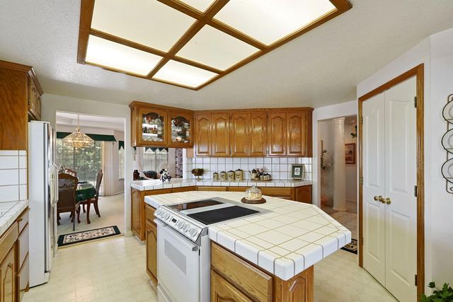 1374 Edgewood Ave, Escalon, CA 95320