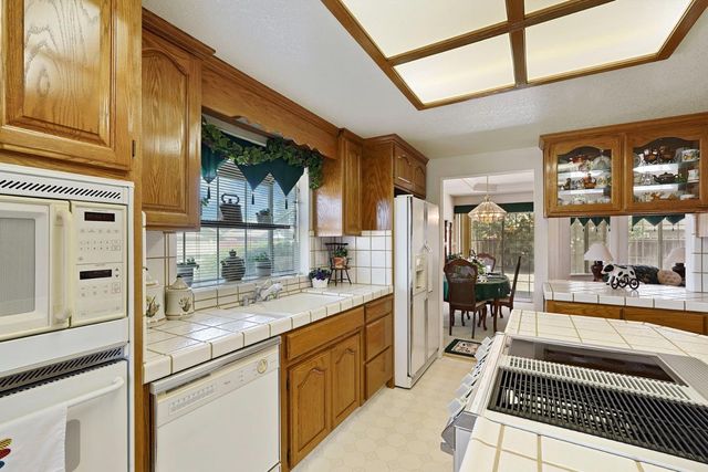 1374 Edgewood Ave, Escalon, CA 95320