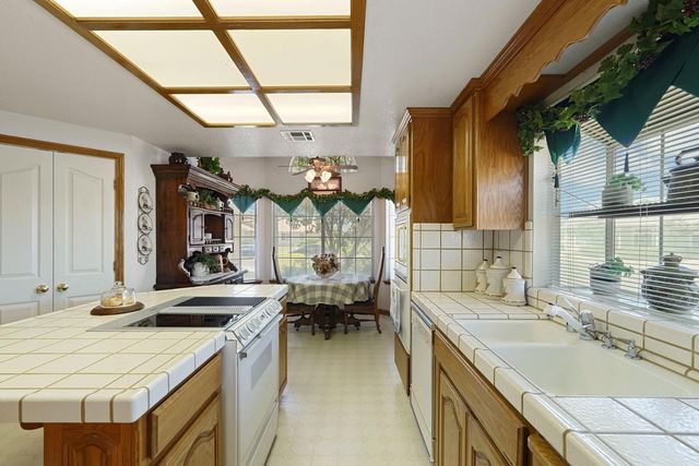1374 Edgewood Ave, Escalon, CA 95320