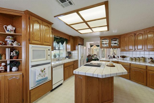 1374 Edgewood Ave, Escalon, CA 95320