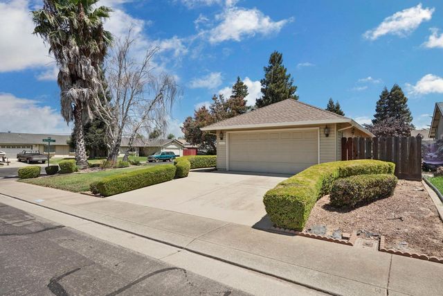 1374 Edgewood Ave, Escalon, CA 95320