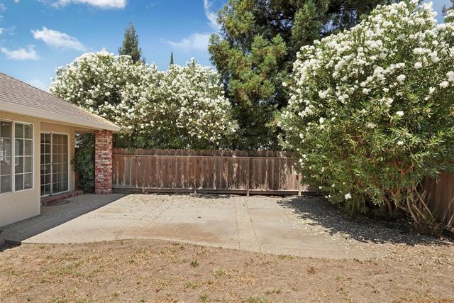 1374 Edgewood Ave, Escalon, CA 95320