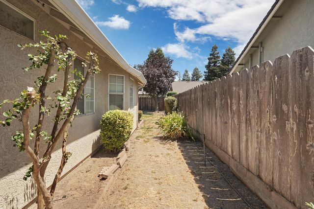 1374 Edgewood Ave, Escalon, CA 95320