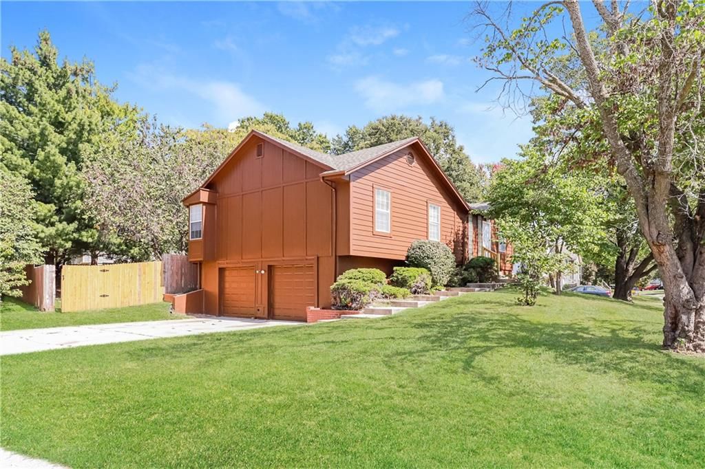 105 NE Leann Drive, Blue Springs, MO 64014