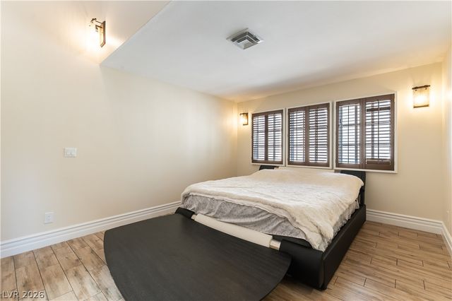 2845 QUEENS COURTYARD Drive, Las Vegas, NV 89109