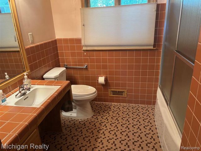 2714 Lari Court, West Bloomfield, MI 48324