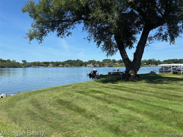 2714 Lari Court, West Bloomfield, MI 48324