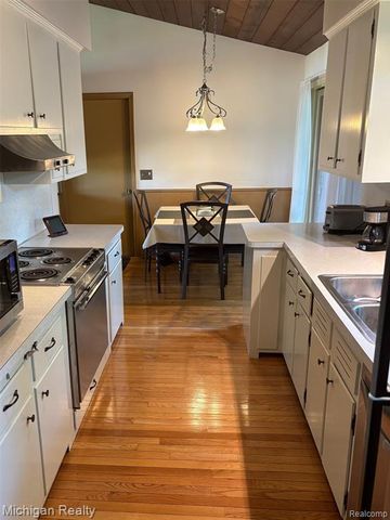 2714 Lari Court, West Bloomfield, MI 48324