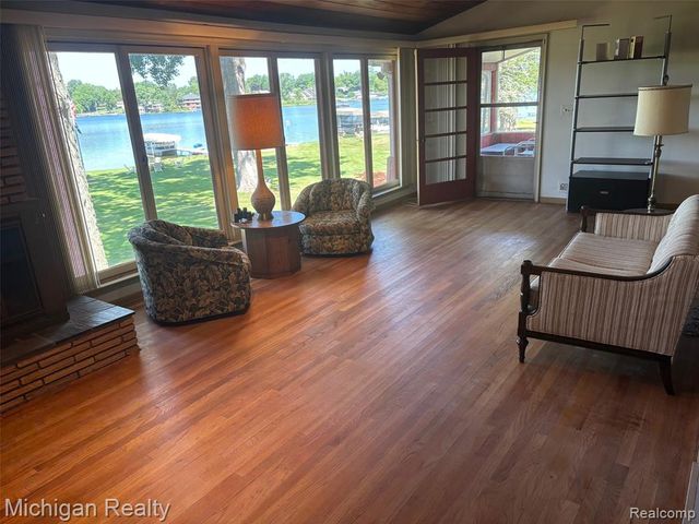 2714 Lari Court, West Bloomfield, MI 48324