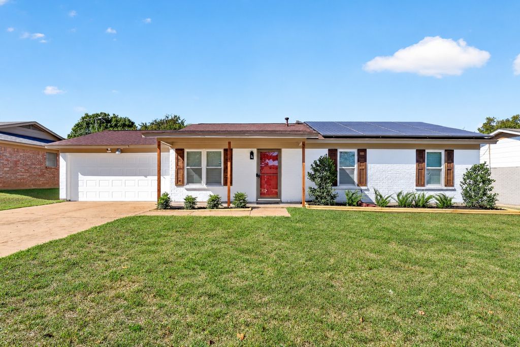 237 E Malone Avenue, Crowley, TX 76036