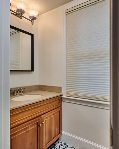 236 N. Maple St., Northampton, MA 01062