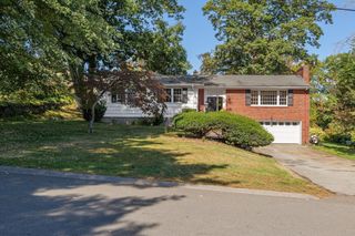 5 Castle Heights Rd, Andover, MA 01810