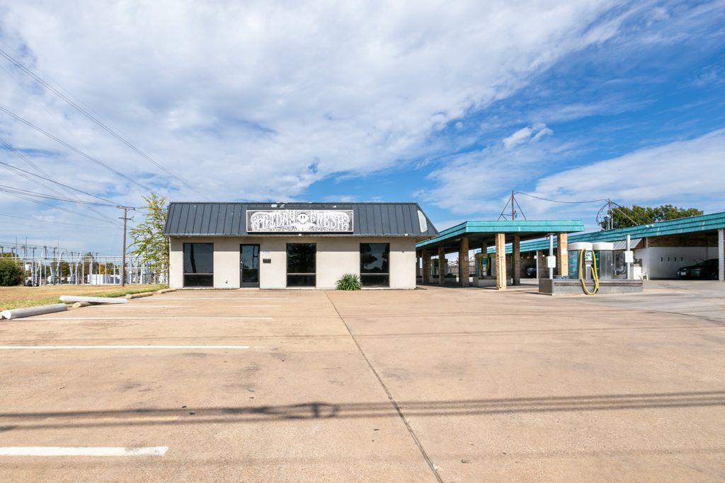 2221 E Pioneer Parkway, Arlington, TX 76010