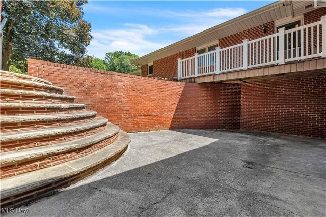 8001 Robin Lane, Brecksville, OH 44141