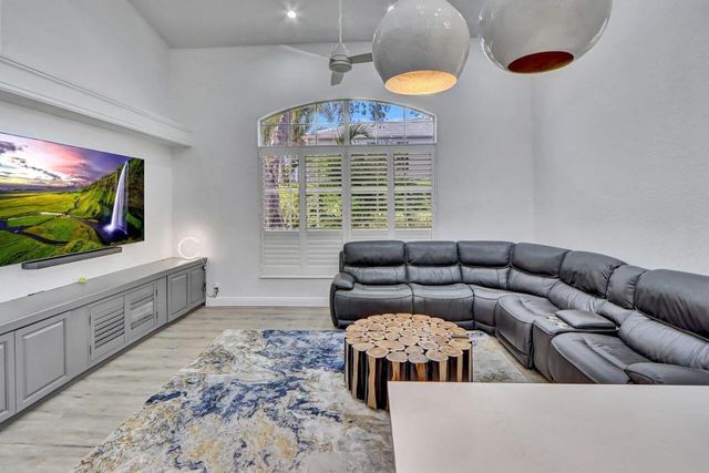 6631 NW 43rd Terrace, Boca Raton, FL 33496