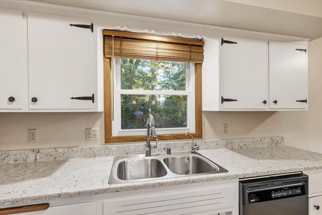 W53N849 Castle COURT, Cedarburg, WI 53012