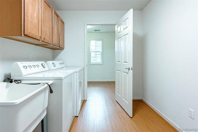 28560 Carlton Way Drive, Novi, MI 48377