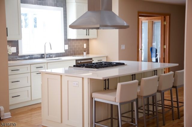 2 Edith Ct, East Hanover Twp., NJ 07936