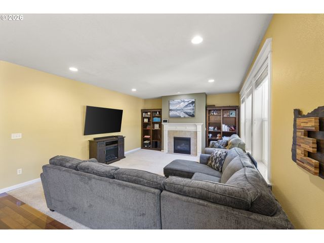 328 N OAK LEAF St, Newberg, OR 97132