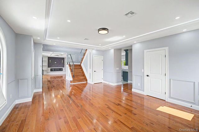 16 Violet Avenue, Hicksville, NY 11801
